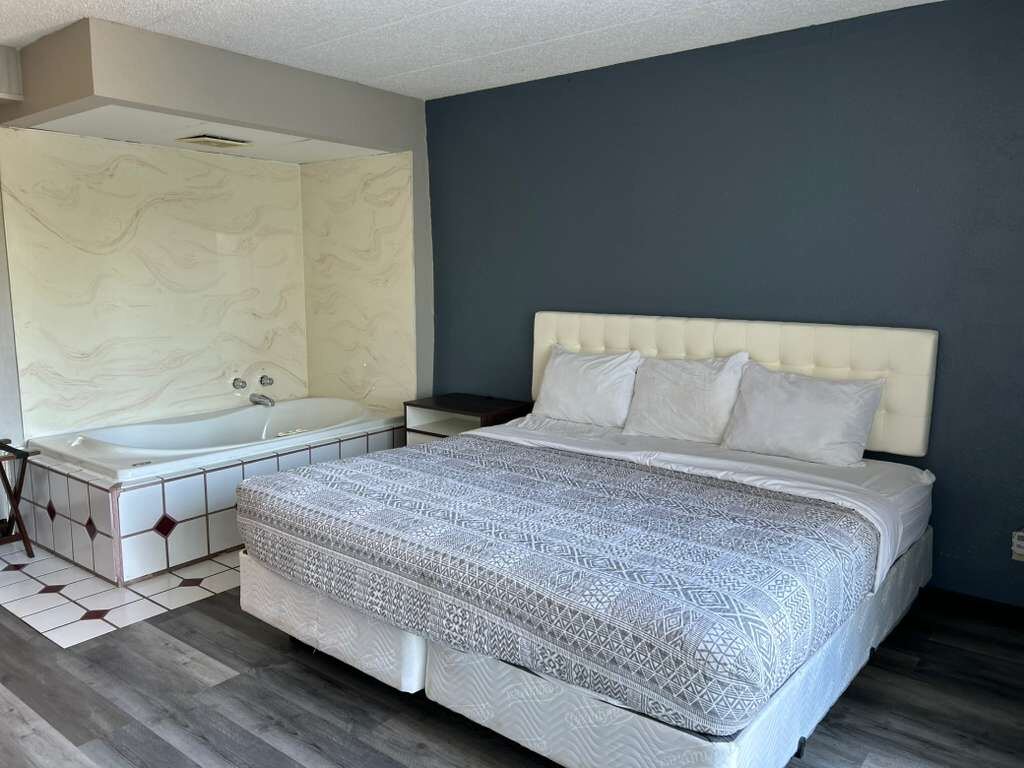 King Room with jacuzzi tub at SWMI Hotels